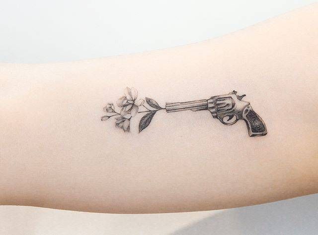 tatuaje de pistola 68
