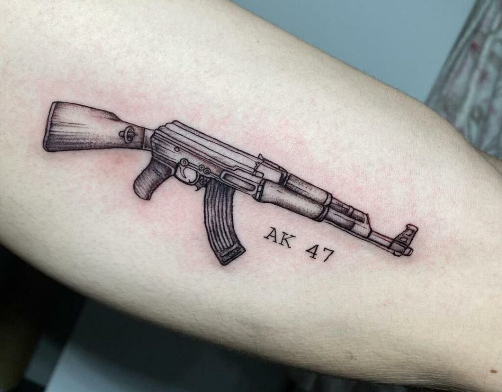 tatuaje de pistola 77