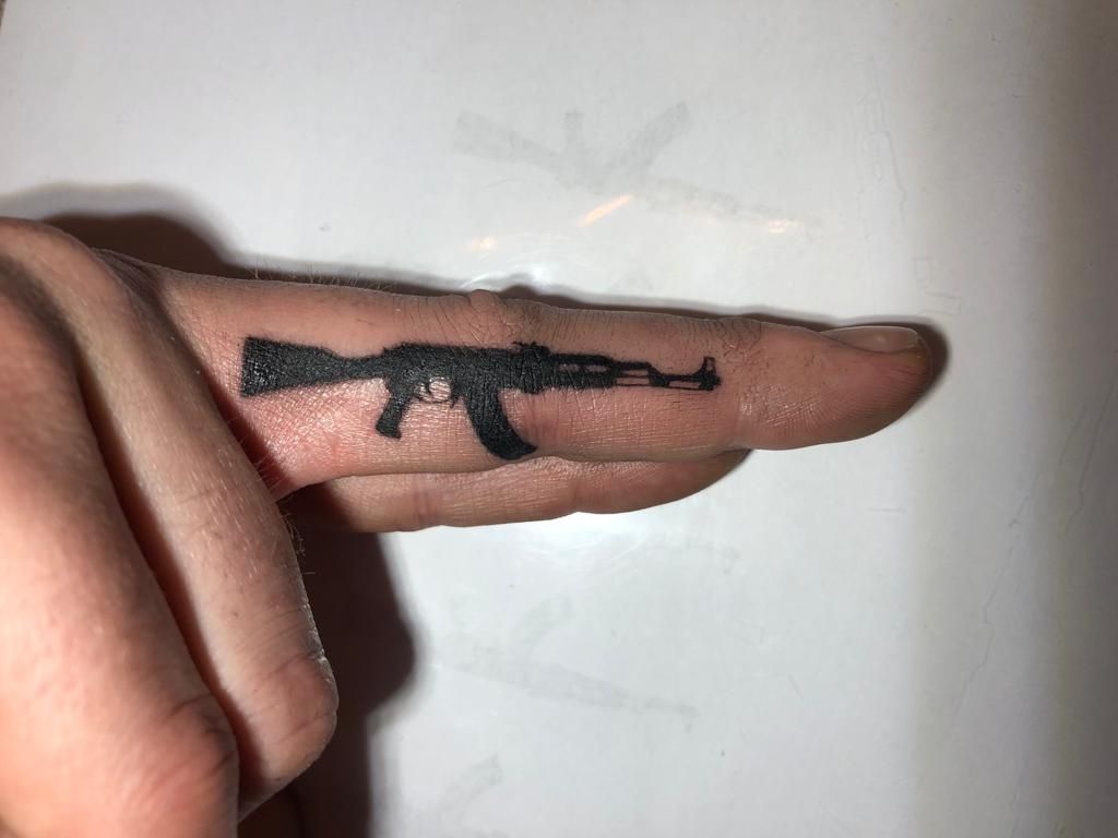 tatuaje de pistola 83