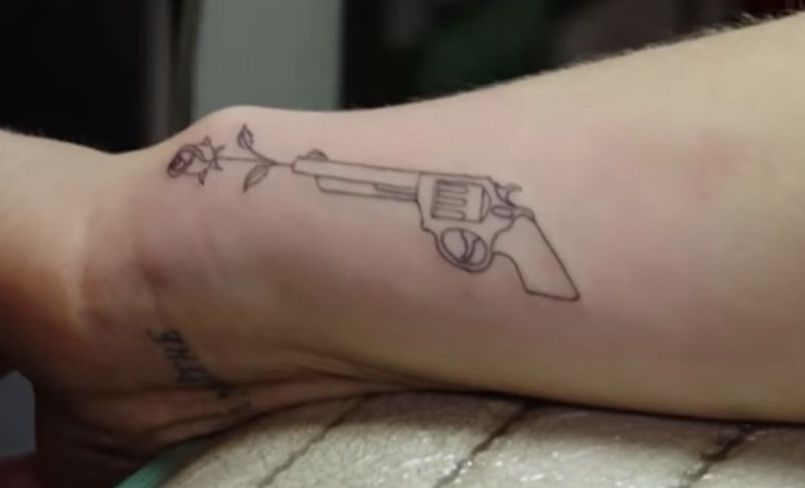 tatuaje de pistola 89